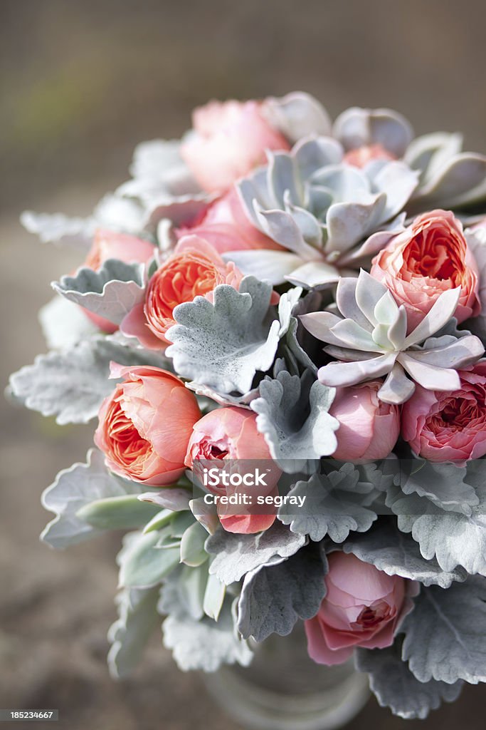 Ranúnculo cor-de-rosa e verdes suculentos buquê de casamento - Foto de stock de Beleza royalty-free