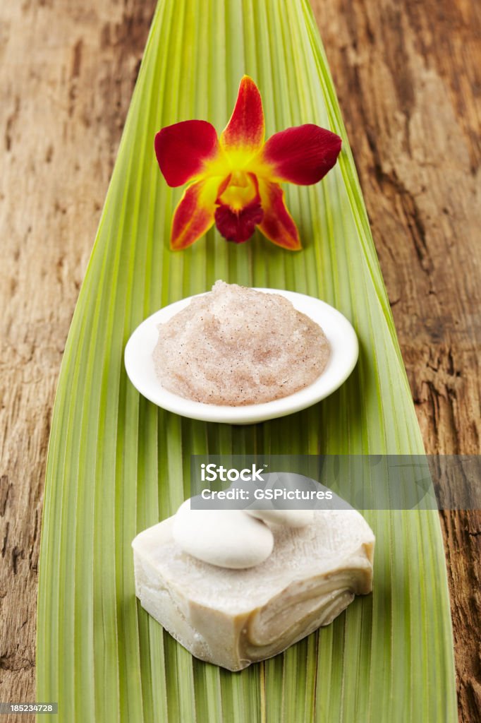 Spa Nature morte avec fleurs, un gommage au sucre, du savon, Vert feuille - Photo de Feuille de palmier libre de droits