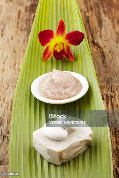 Photo libre de droit de Spa Nature Morte Avec Fleurs Un Gommage Au Sucre Du Savon Vert Feuille banque d'images et plus d'images libres de droit de Feuille de palmier