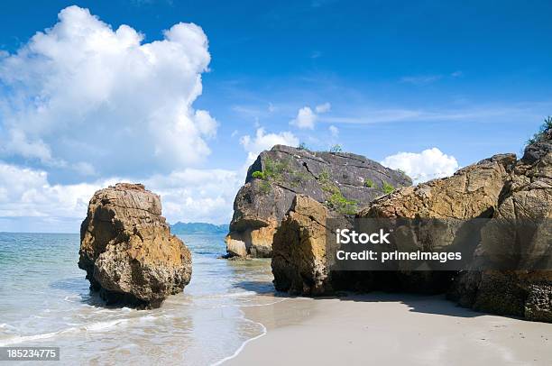 Bella Spiaggia E Mare Tropicale - Fotografie stock e altre immagini di Acqua - Acqua, Ambientazione esterna, Ambientazione tranquilla