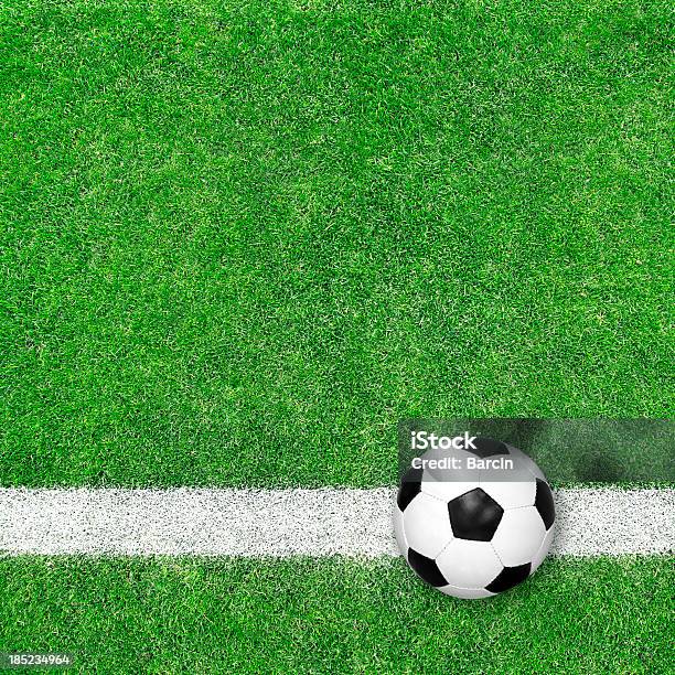 Bola De Futebol Na Relva Verde - Fotografias de stock e mais imagens de Futebol - Futebol, Bola de Futebol, Plano de Fundo