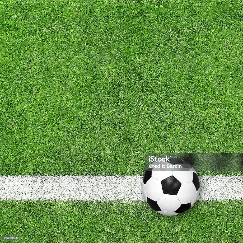 Футбольный мяч на зеленой траве - Стоковые фото Футбол роялти-фри