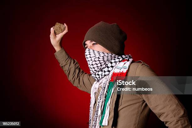 Photo libre de droit de En Colère Manifestant Lancer Stone banque d'images et plus d'images libres de droit de Lancer - Lancer, Bande de Gaza, Ethnies du Moyen-Orient