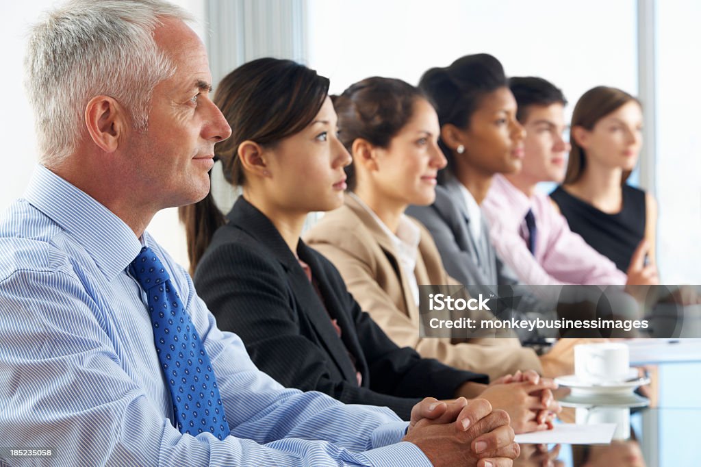 Zeile der Geschäftsleute hören, Präsentation - Lizenzfrei Afrikanischer Abstammung Stock-Foto