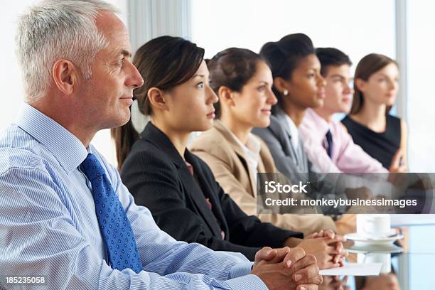 Zeile Der Geschäftsleute Hören Präsentation Stockfoto und mehr Bilder von Afrikanischer Abstammung - Afrikanischer Abstammung, Afro-amerikanischer Herkunft, Anzug