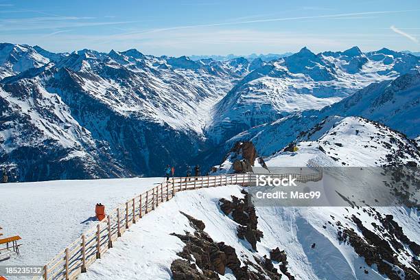 Pista De Esqui - Fotografias de stock e mais imagens de Admirar a Vista - Admirar a Vista, Alpes Europeus, Ao Ar Livre