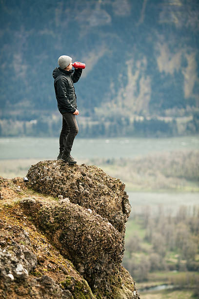 wanderer hält einen drink - mountain mountain peak oregon on top of stock-fotos und bilder