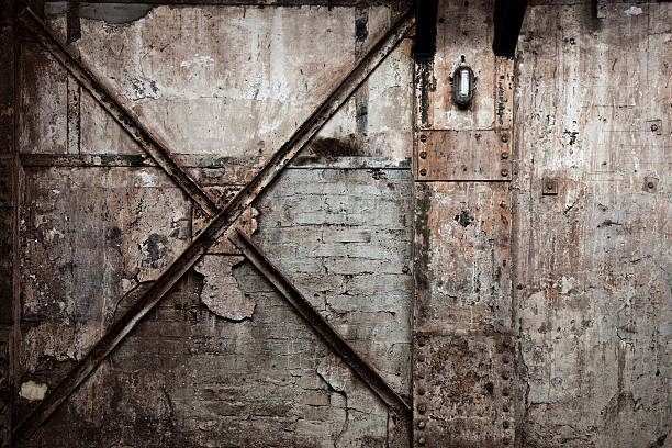 fondo de pared de ladrillo vintage destruido - textured metal steel rusty fotografías e imágenes de stock