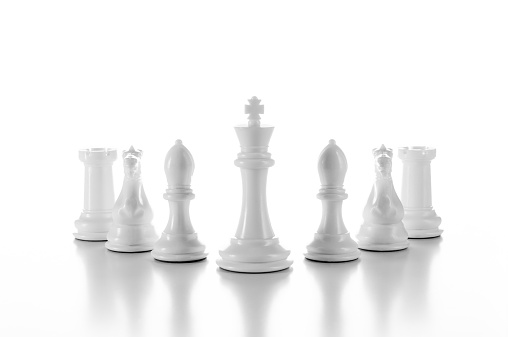 Equipo, grupo de blanco de ajedrez piezas aisladas en blanco photo