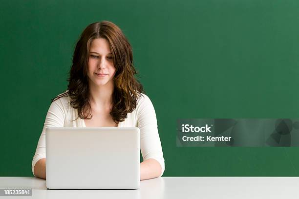 Estudiantes Trabajando En La Computadora Portátil Foto de stock y más banco de imágenes de Correo electrónico - Correo electrónico, Escribir, 18-19 años