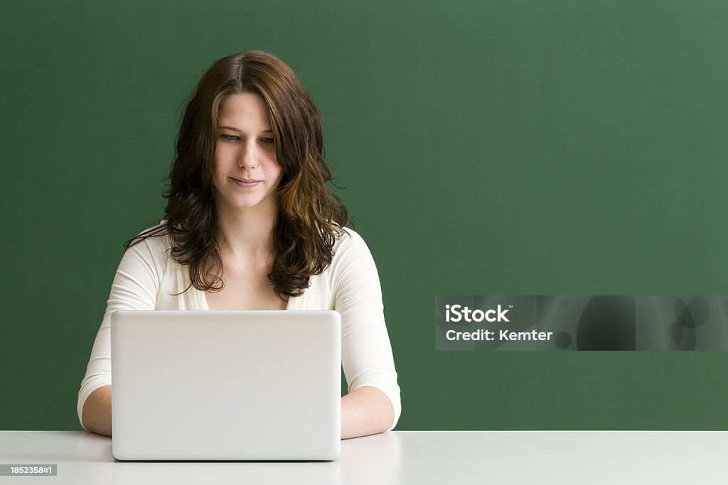 Estudante trabalhando no laptop - Foto de stock de E-mail royalty-free