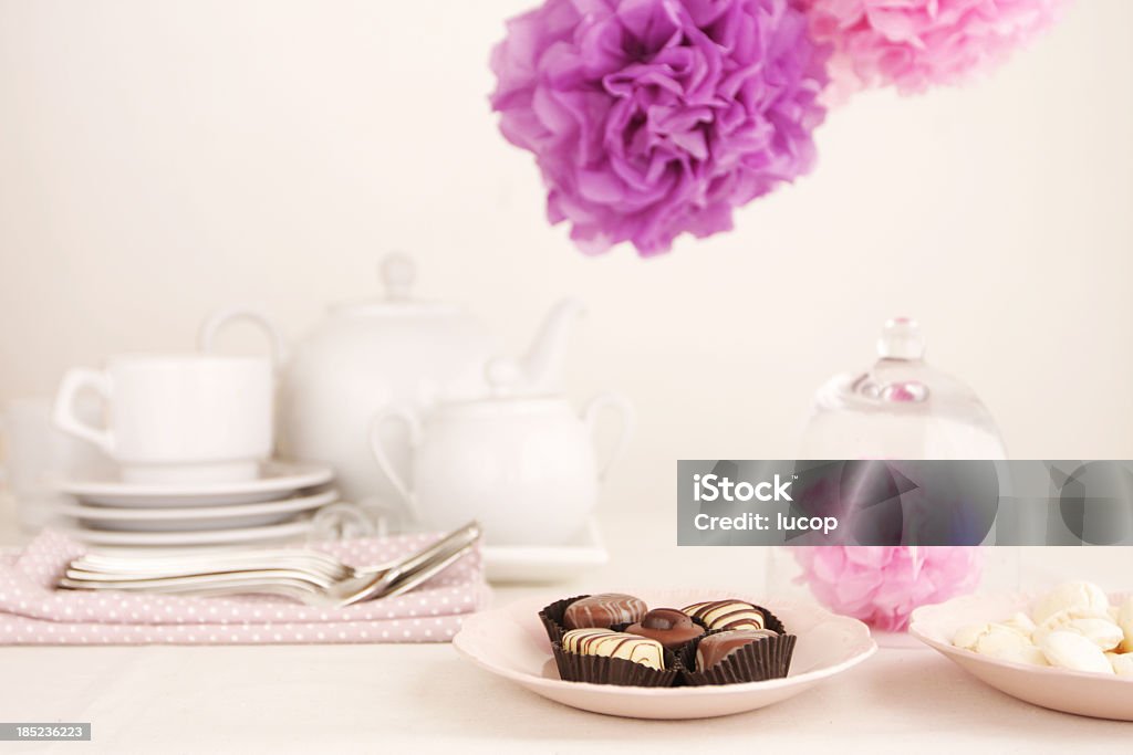 Thé table avec des chocolats et de pompons en papier - Photo de Aliment libre de droits