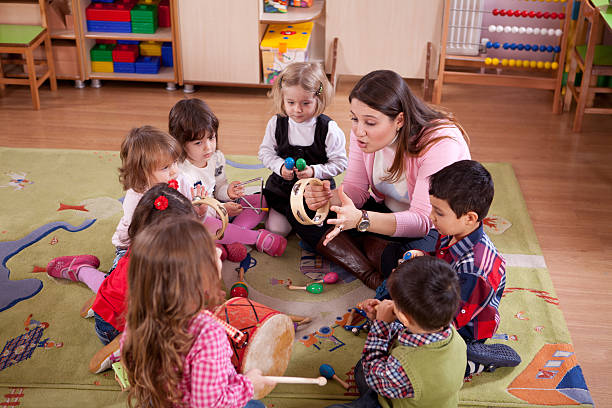 preschoolers und lehrer - music lessons stock-fotos und bilder