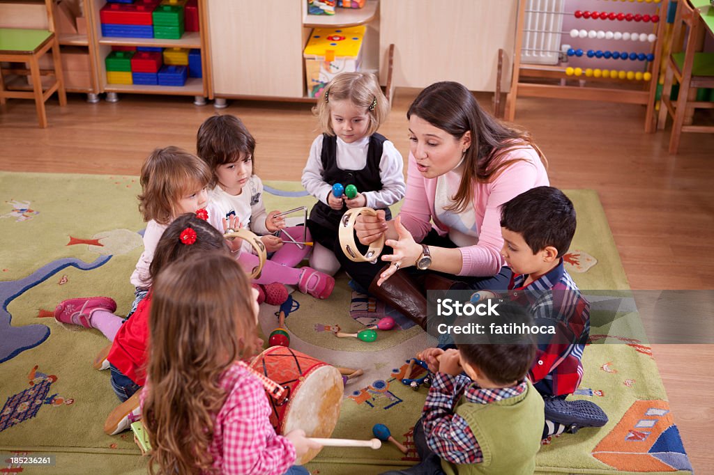 Crianças e professor - Foto de stock de Escola pré-primária royalty-free