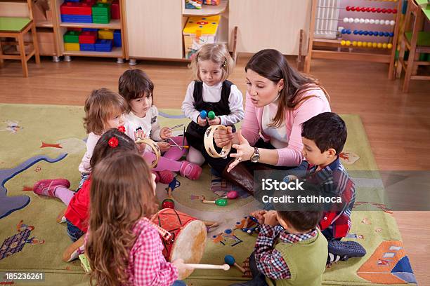 Foto de Crianças E Professor e mais fotos de stock de Escola pré-primária - Escola pré-primária, Criança, Música