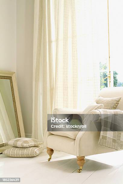 Eleganter Weißer Stuhl Neben Dem Fenster Und Vorhang Stockfoto und mehr Bilder von Stuhl