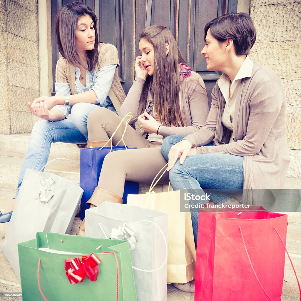 Teenager Mädchen außerhalb Ihrer Rückkehr von shopping am Telefon - Lizenzfrei 20-24 Jahre Stock-Foto