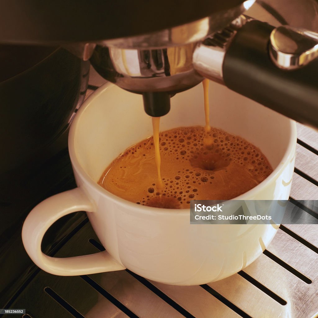 Preparazione di caffè espresso - Foto stock royalty-free di Caffetteria