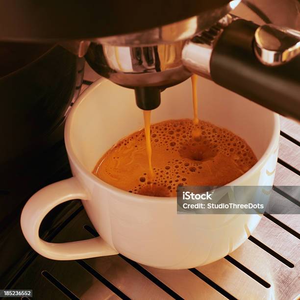 Preparazione Di Caffè Espresso - Fotografie stock e altre immagini di Caffetteria - Caffetteria, Caffè - Bevanda, Cibi e bevande