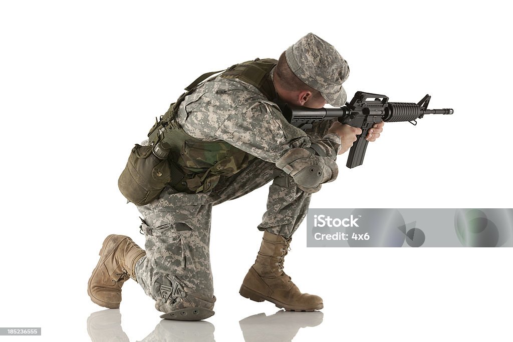 Ejército hombre apuntando con un arma - Foto de stock de 20 a 29 años libre de derechos