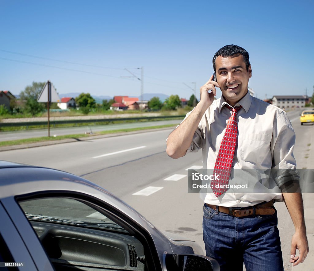 Empresário no telefone próximo a car - Foto de stock de 30 Anos royalty-free