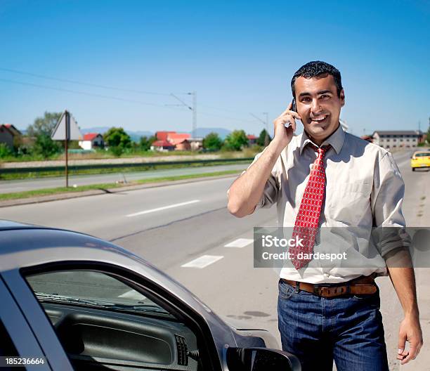 Foto de Empresário No Telefone Próximo A Car e mais fotos de stock de 30 Anos - 30 Anos, 35-39 Anos, 40-49 anos