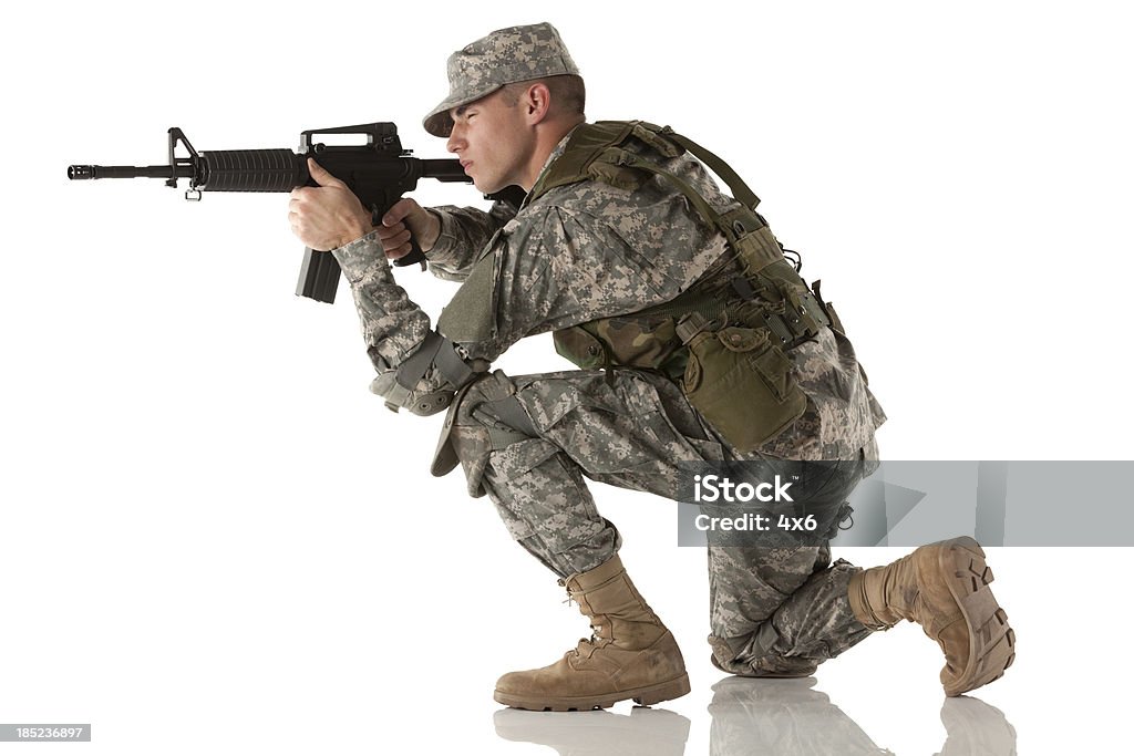 Exército homem visando com um rifle - Foto de stock de Forças armadas royalty-free