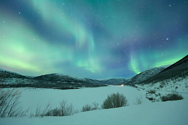 aurore boréale un paysage enneigé en hiver, laponie finlandaise - aurora borealis aurora polaris lapland finland photos et images de collection