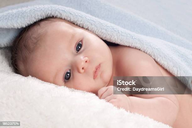 Foto de Manta De Bebê Recémnascido Com Azul e mais fotos de stock de Acordar - Acordar, Azul, Bebê