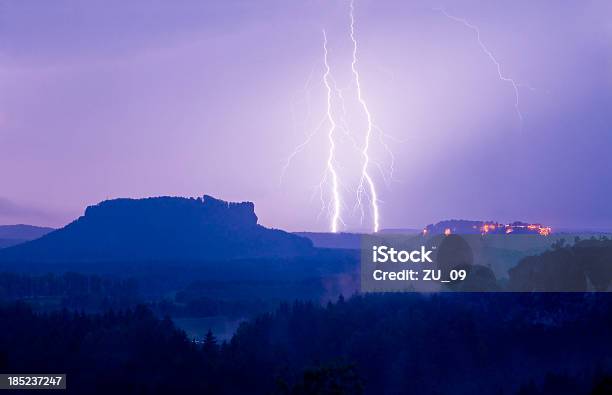 Lightning Stockfoto und mehr Bilder von Gewitterblitz - Gewitterblitz, Luftangriff, Gewitter