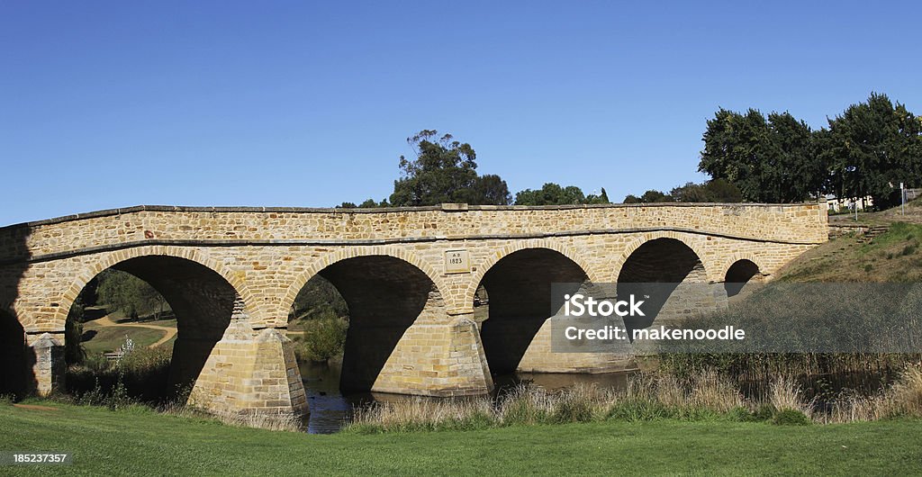 Old Stone Brücke über einen Fluss - Lizenzfrei Alt Stock-Foto