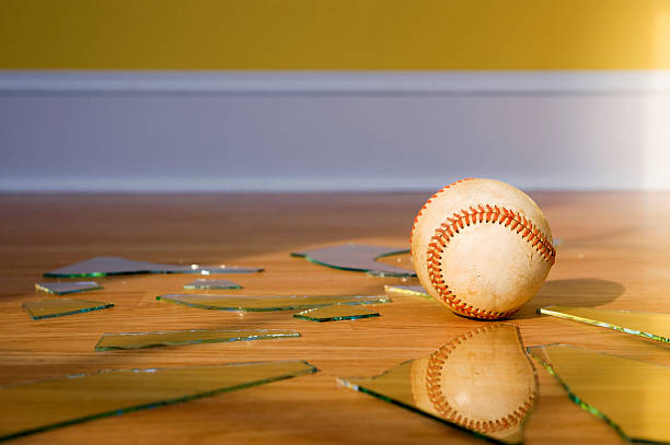 béisbol con rotura una ventana de vidrio en el piso de madera - shattered glass broken window damaged fotografías e imágenes de stock