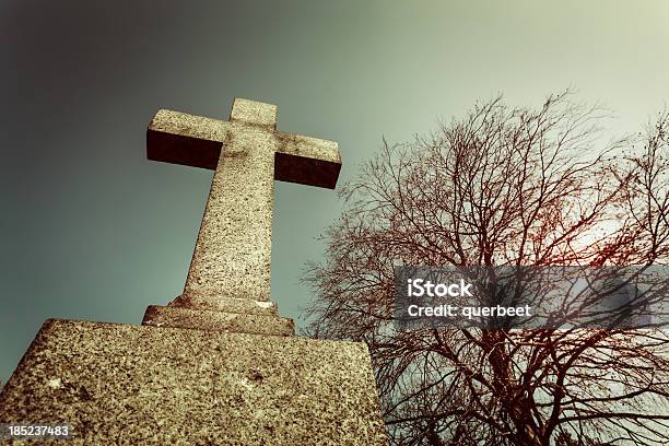 Scary Fahren Sie Am Friedhof Stockfoto und mehr Bilder von Grabstein - Grabstein, Friedhof, Mond