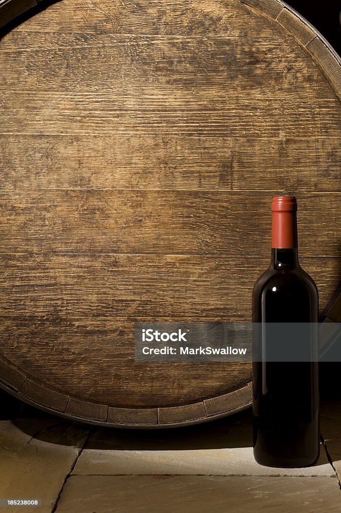 Barril y botella de vino - Foto de stock de Barril libre de derechos
