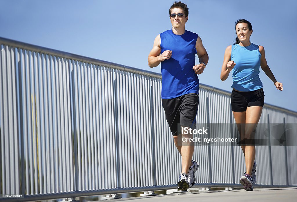 Pareja joven para correr - Foto de stock de 20 a 29 años libre de derechos