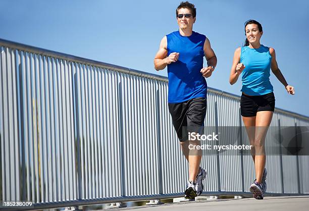 Jovem Casal Jogging - Fotografias de stock e mais imagens de 20-29 Anos - 20-29 Anos, 30-39 Anos, Adulto