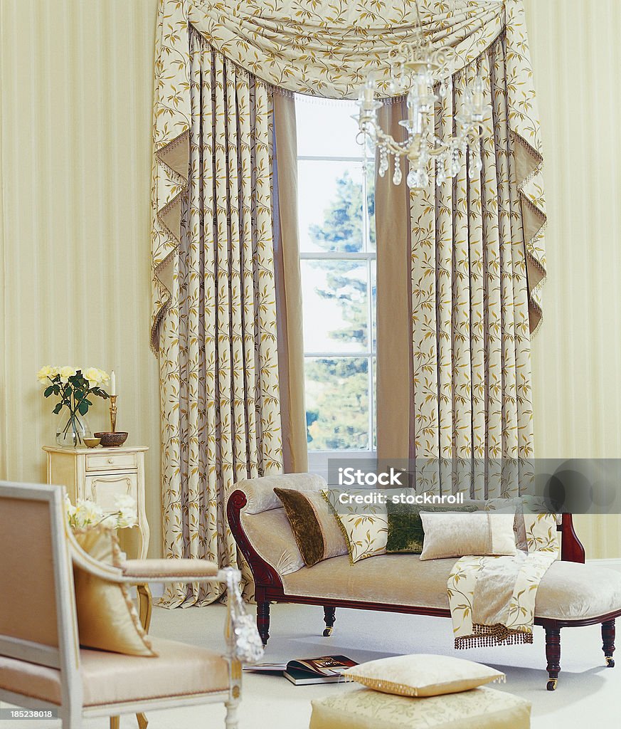 Interno del bellissimo soggiorno classico - Foto stock royalty-free di Tenda