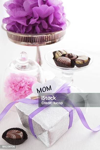 Coração Caixa De Presente De Mãe Bombons De Chocolate E Pom Pons - Fotografias de stock e mais imagens de Aniversário