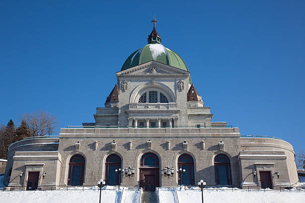 st joseph oratorio in inverno, montreal, quebec - st joseph oratory foto e immagini stock