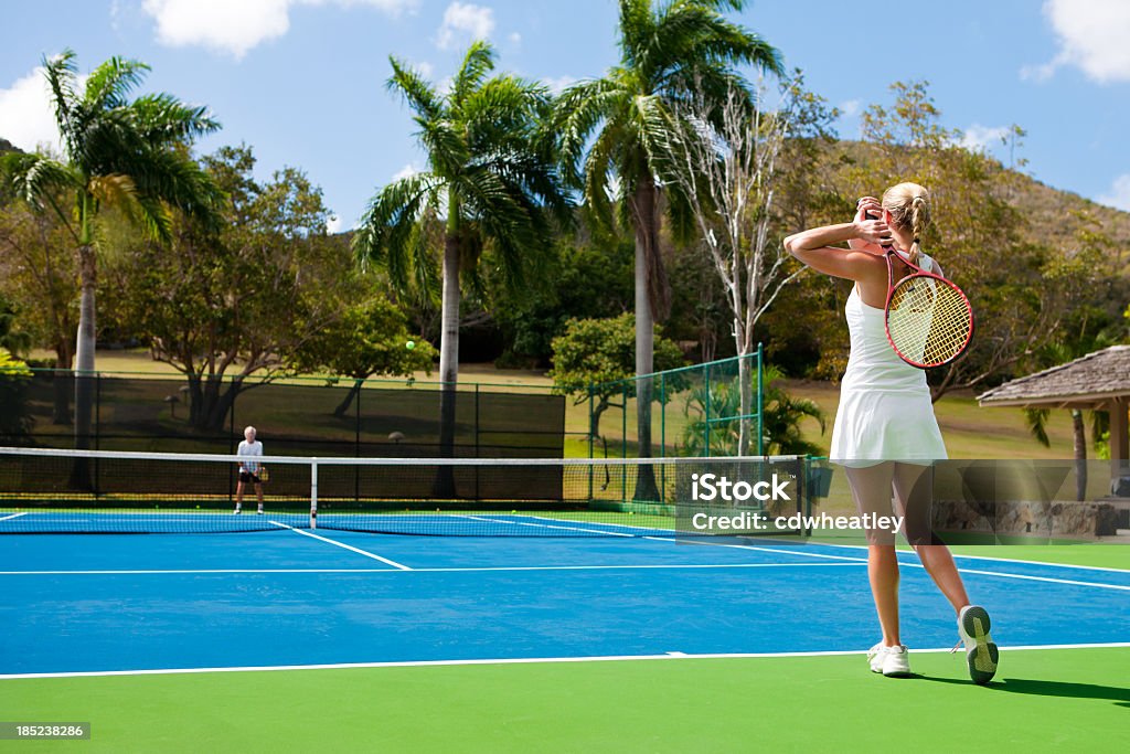 Pessoas para jogar tênis em um ambiente tropical - Foto de stock de Tênis - Esporte de Raquete royalty-free