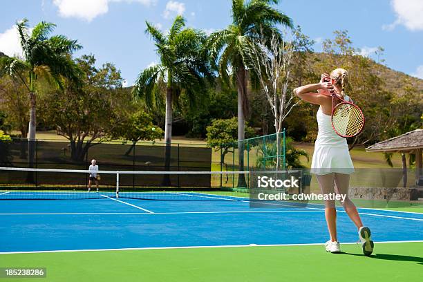 Foto de Pessoas Para Jogar Tênis Em Um Ambiente Tropical e mais fotos de stock de Tênis - Esporte de Raquete - Tênis - Esporte de Raquete, Férias, Estação turística