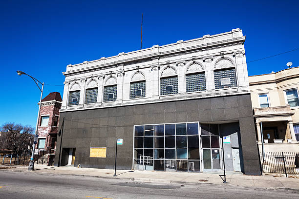 vecchio edificio in banca est di garfield park, chicago - west bank foto e immagini stock