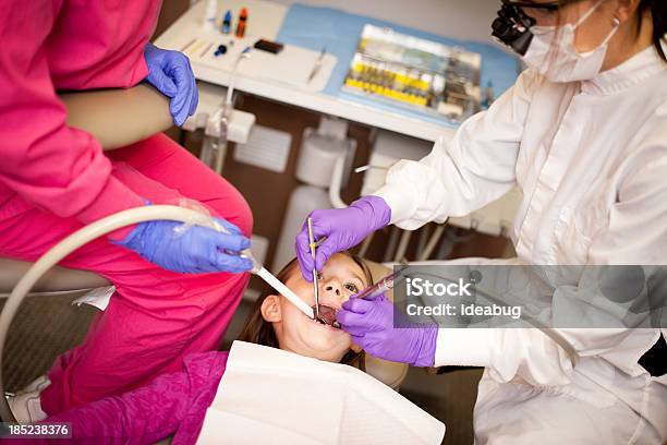 Foto de Garotinha Recebendo Cárie Dentária Com Dentista Cheio No Escritório e mais fotos de stock de 6-7 Anos