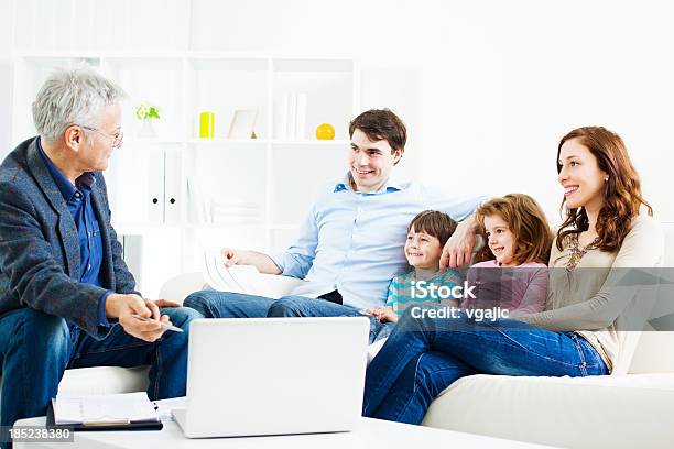 Familia Reunión Con Asesor Financiero Foto de stock y más banco de imágenes de 60-69 años - 60-69 años, Adulto, Adulto joven