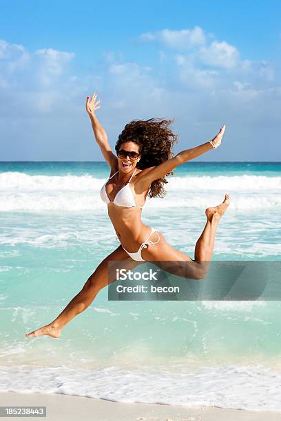 Saltare Spiaggia Babe - Fotografie stock e altre immagini di Spiaggia di Cancún - Spiaggia di Cancún, Abbronzatura, Acqua