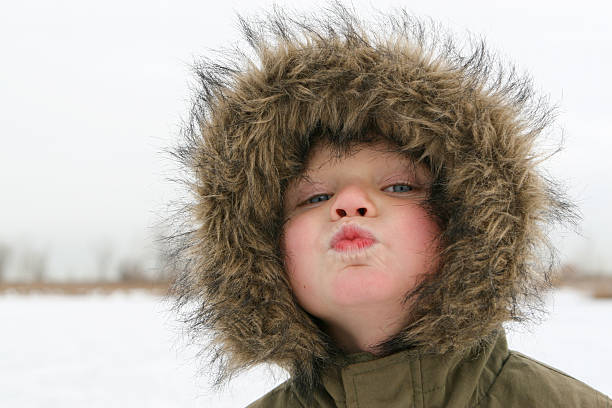 Criança beijando inverno - foto de acervo
