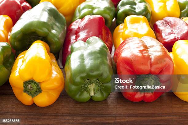 Bell Peppers Hintergrund Stockfoto und mehr Bilder von Gelb - Gelb, Grüne Paprika, Rot