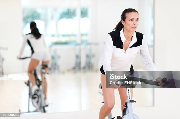 若い女性のフィットネスモデルスピニング Staionary 自転車でのジム - 1人のストックフォトや画像を多数ご用意 - 1人, 20代, くるくる回る