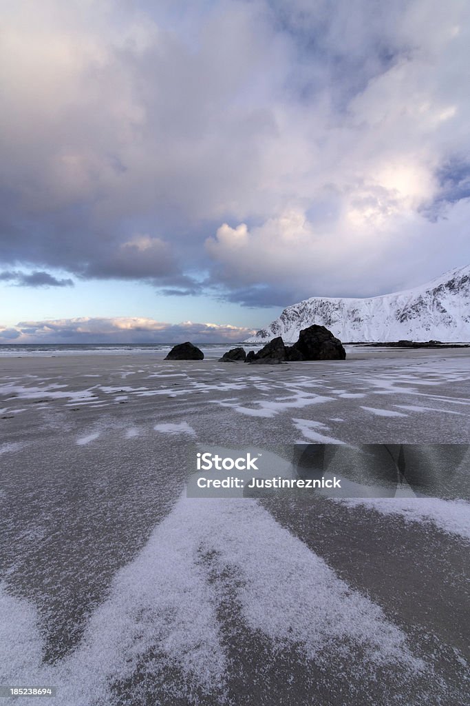 Flakstad spiaggia con neve - Foto stock royalty-free di Acqua