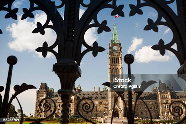 Parliament Hill In Ottawa Stockfoto und mehr Bilder von Peace Tower - Ottawa - Peace Tower - Ottawa, Parliament Hill - Ottawa, Tor - Konstruktion